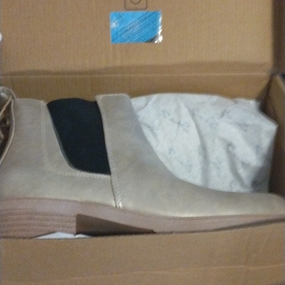 New Womens Sz 9 Seven7 light gold Chelsea slip on business casual boots - Picture 9 of 14